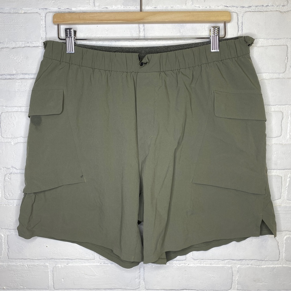 Lululemon Diffraction Cargo Shorts Mens XL Green 6" Workout Performance Flaw